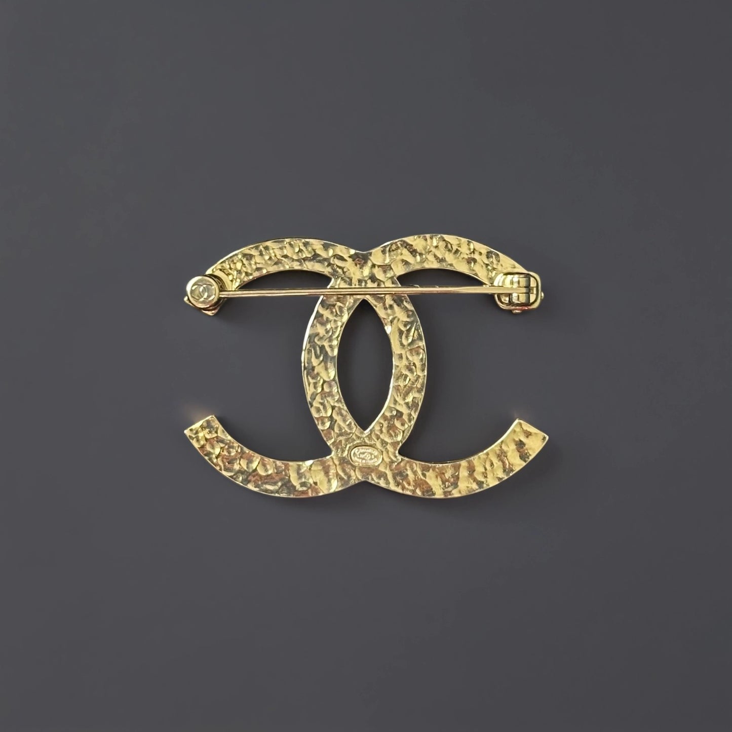 Bended CC Brooch Gold