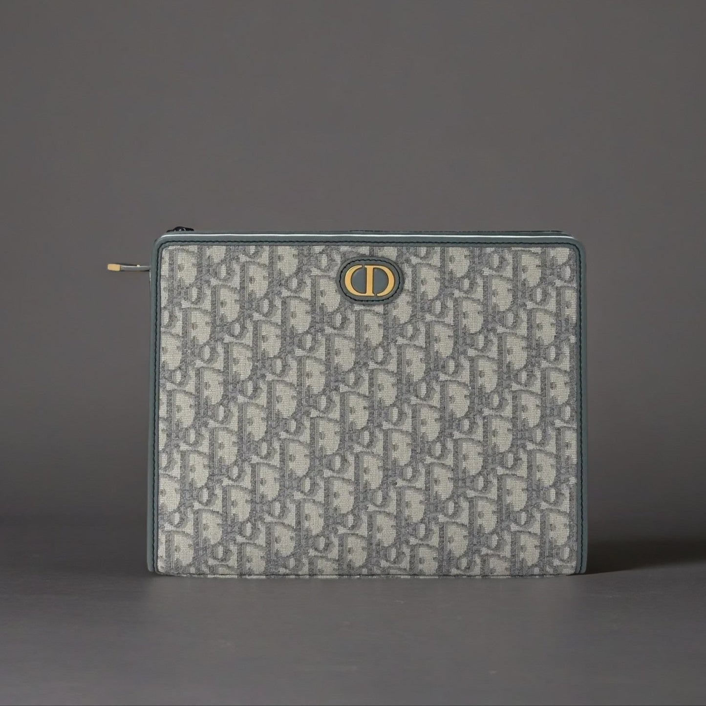 Oblique Medium 30 Montaigne Pouch Grey