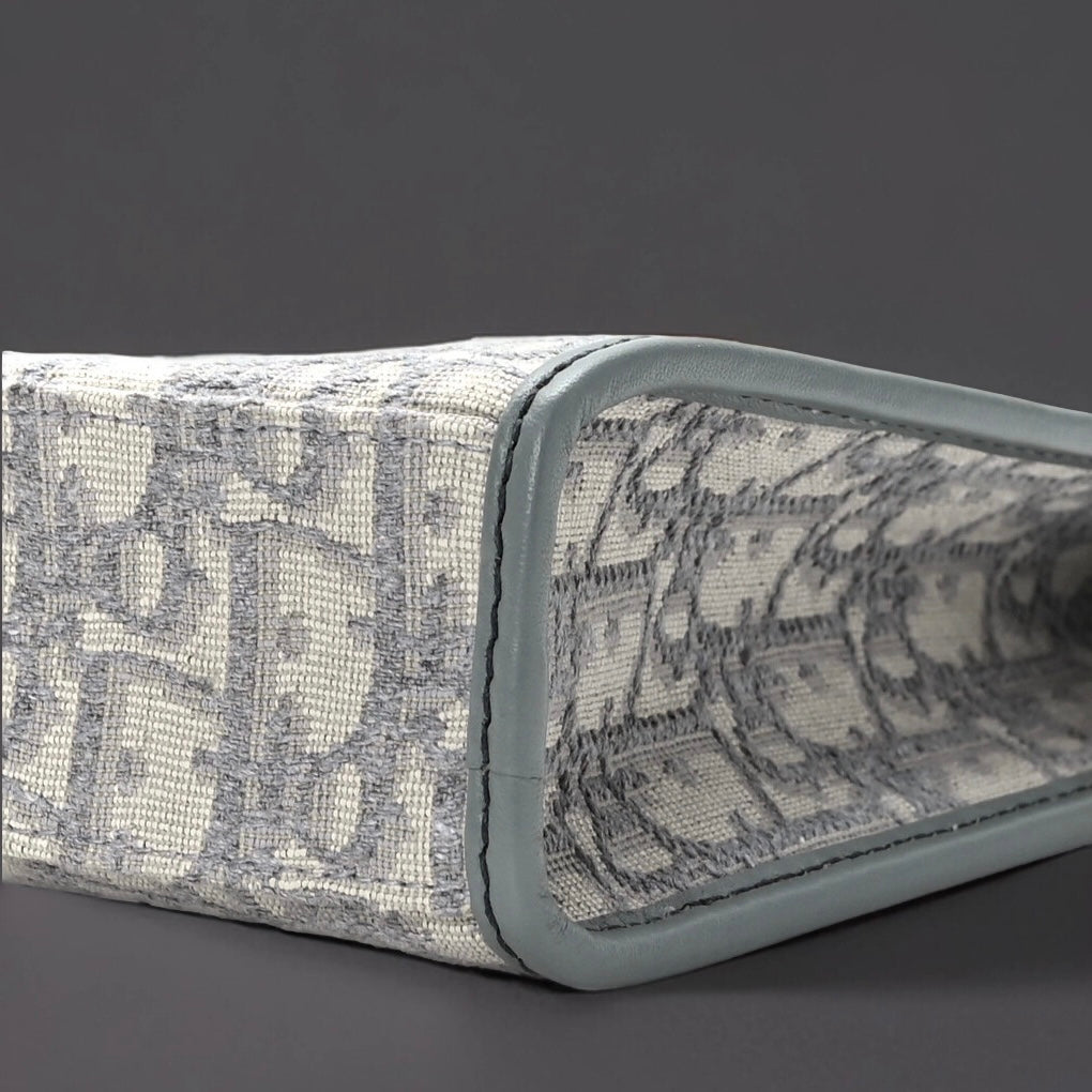 Oblique Medium 30 Montaigne Pouch Grey