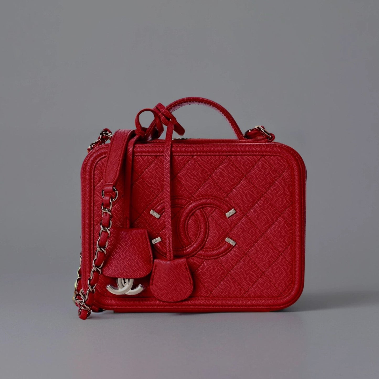 Caviar Quilted Medium CC Filigree Vanity Case Red