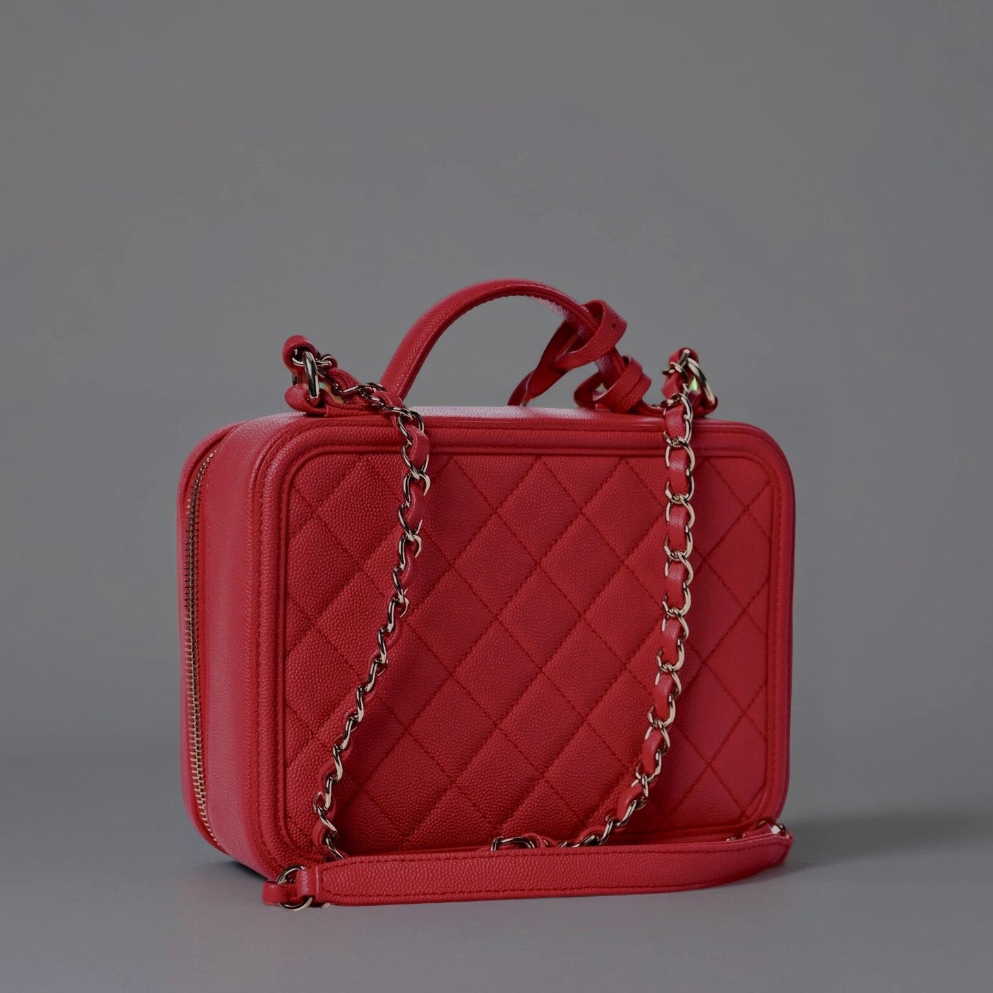 Caviar Quilted Medium CC Filigree Vanity Case Red