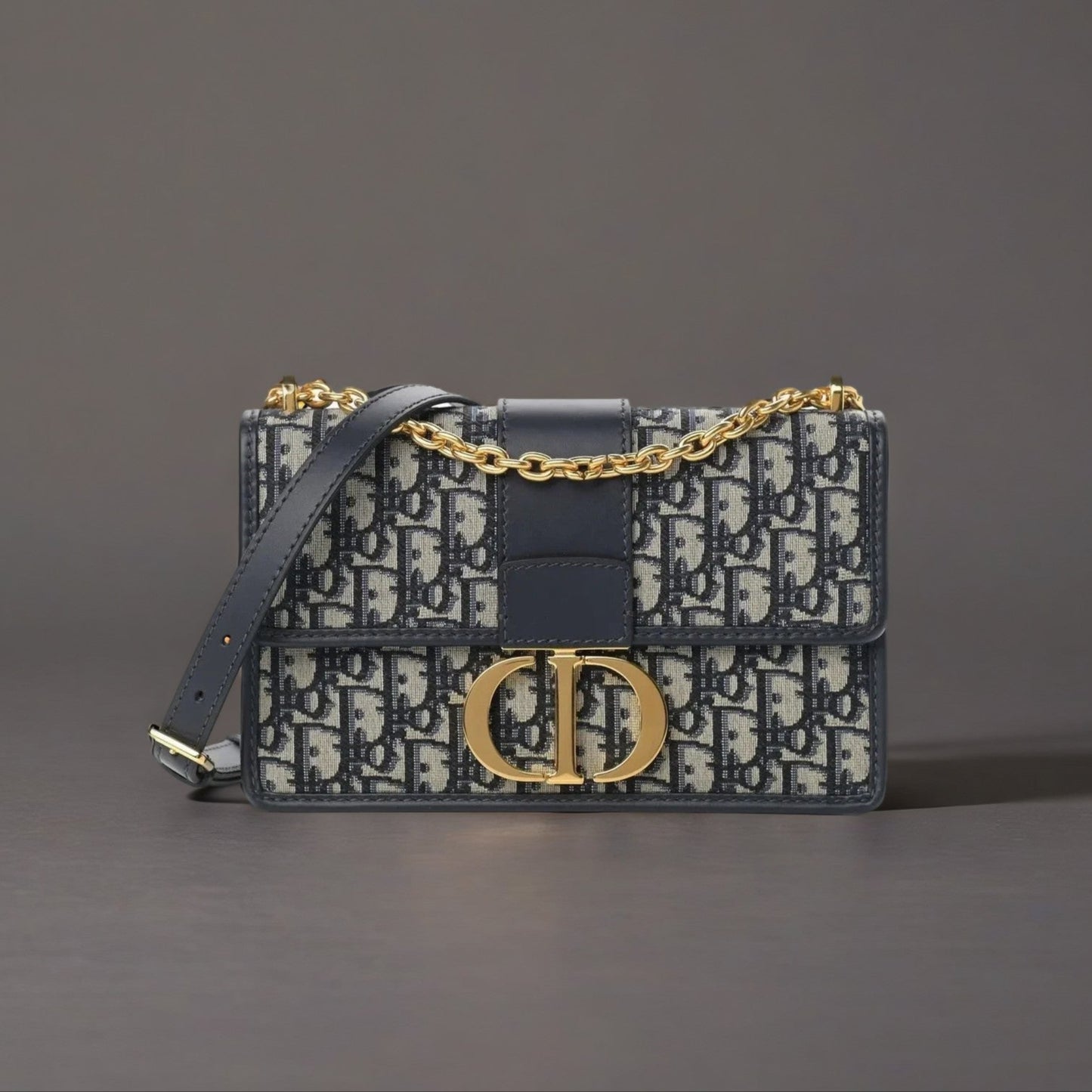 Oblique 30 Montaigne Chain Flap Bag Blue