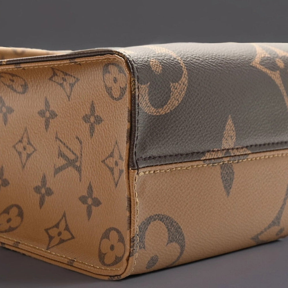 Reverse Monogram Giant Onthego PM