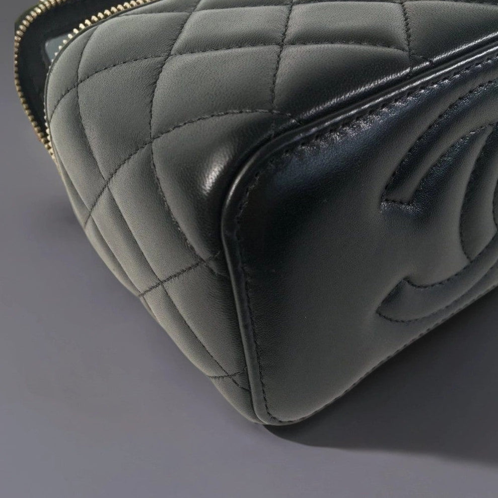 Lambskin Quilted Small Top Handle Vanity Case With Chain Black